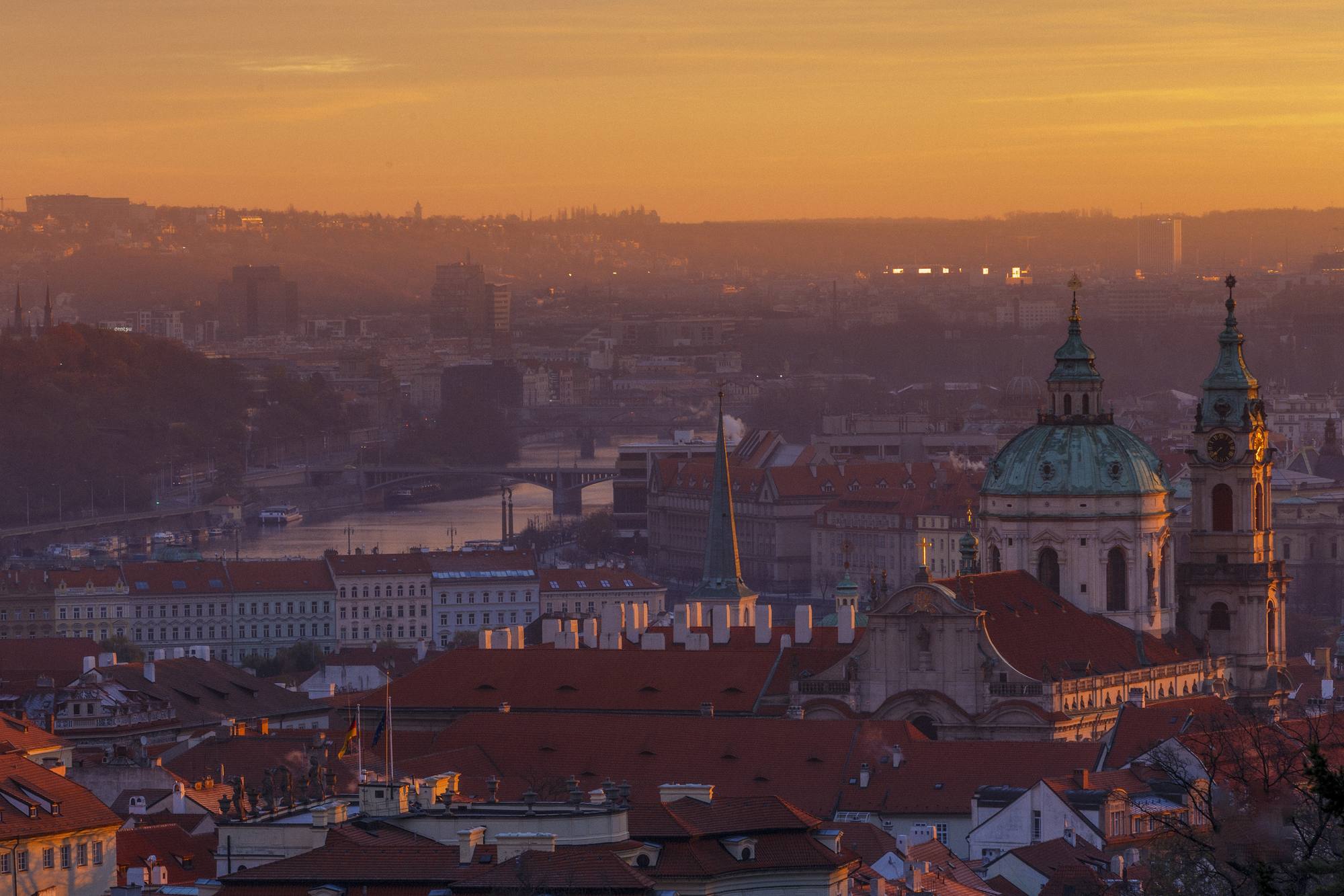 Stadtpanorama im warmen Abendlicht